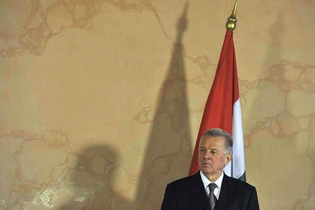 Отнеха докторската титла на унгарския президент, плагиатствал от българин
