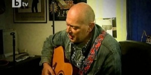 Англичанин пише песни за България