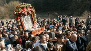 Стотици вярващи взеха участие в литийното шествие в Бачковския манастир