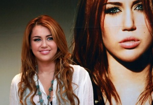 Майли Сайръс в болница след „борба" с пасатор