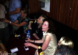 Хилъри Клинтън надига бири и танцува в Колумбия