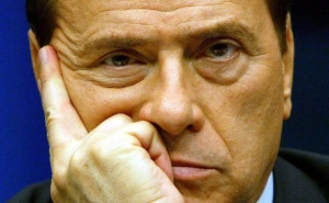 Берлускони се оправдава пред съда за разкрепостените си партита