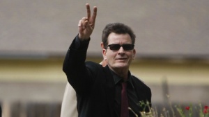 Чарли Шийн пак в съдебна драма