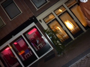 Амстердам обуздава червените фенери