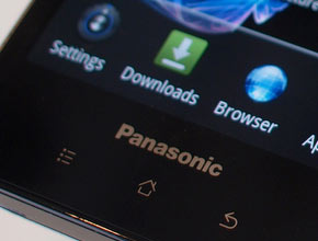 Panasonic ще произвежда телефоните си извън Япония