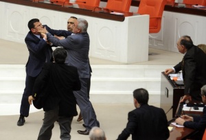 Турски депутати се сбиха заради реформа в образованието