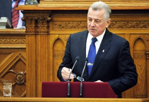 Президентът на Унгария подаде оставка заради плагиатство от българин