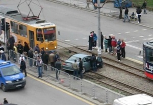 Трамвай помете автомобил в София