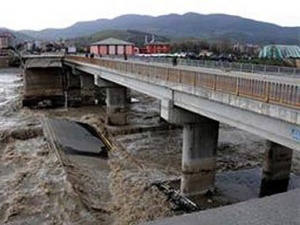 Мост се срути в Турция, 11 изчезнали в бурната река отдолу