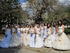 Русенки дефилират в сватбените си рокли в Парад на булките