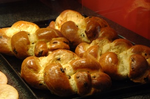 Близо 20% от българите щели сами да месят козунаци