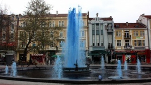 Пловдивчани си направиха син фонтан със сладкарска боя