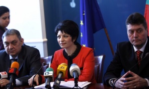 Държавата да плаща за чужди специалисти, предложи Атанасова