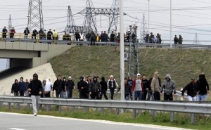 Погребват убитите в Македония на фона на бунтове