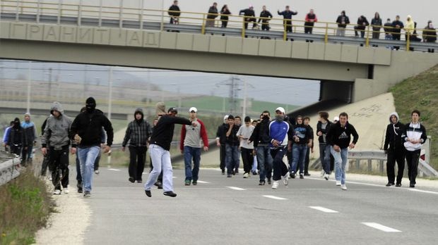 Улични сблъсъци след петорното убийство в Скопие