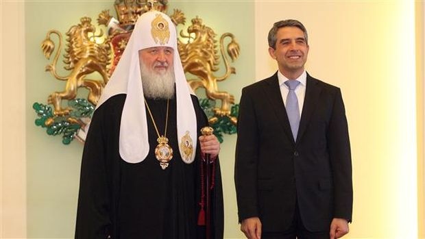 Президентът посрещна патриарх Кирил от името на българския народ