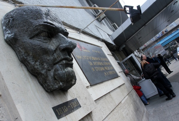 Майстор калайджия отпил киселина вместо ракия