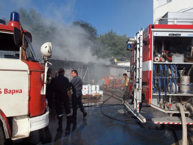 Пожар избухна в бензиностанция в София