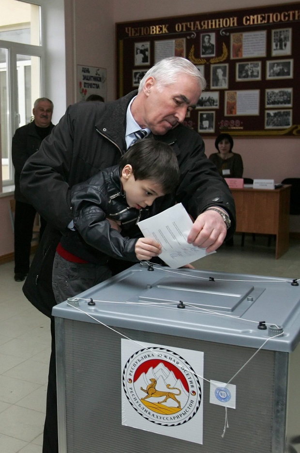 Бивш шеф на КГБ би правозащитник на изборите в Южна Осетия
