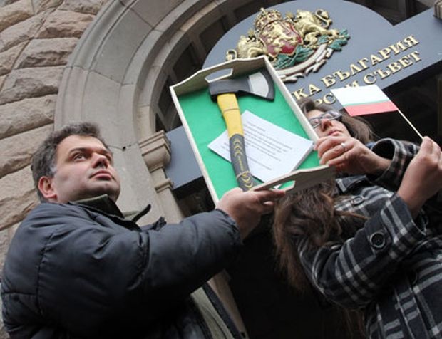 Протестиращи еколози подариха брадва на Борисов