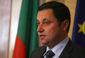 Яне Янев: Кунева комисар ли е или комисионер?