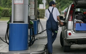 България в евро Топ 3 по поскъпване на бензина