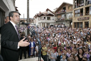 Кметът на Рибново похвали Плевнелиев, че не прави разлика между носии и шалвари