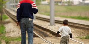 Баща дегизира сина си като момиче, за да го изведе от България