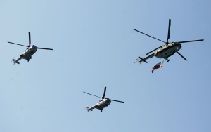 Вертолет „Ми – 17" откри военния парад с националния флаг