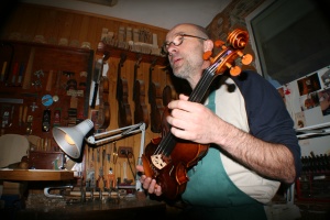 Майстор лютиер от Казанлък прави копие на 300-годишна виола