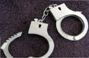 Арест за пияна майка на 5-годишни близнаци