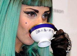 Лейди Гага спонсорира млади японски художници