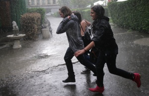 Поройният дъжд отново наводни „Театър 199" в София