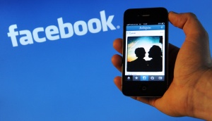Жените по-лесно се пристрастявали към „Фейсбук"