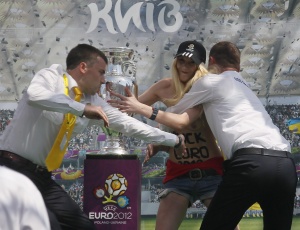 Гола активистка посегна на трофея за Евро 2012