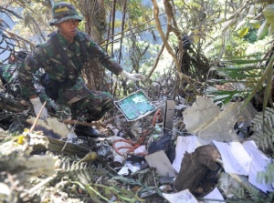 Откриха една от черните кутии на разбилия се в Индонезия руски самолет
