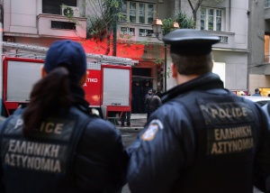 Самоделна бомба избухна в офис на данъчните в Атина