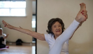 93-годишна жена е най-възрастната инструкторка по йога
