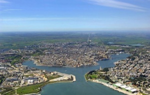 Две експлозии раниха деца в италианско училище