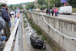 Джипът на пиян шофьор падна в река от 5 м