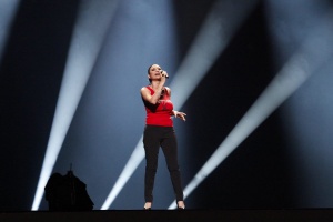 Софи в рокля от бяла кожа и златни аксесоари на „Евровизия 2012"