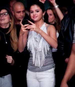 Поли Генова „по гащи” пред Селена Гомез