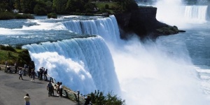 Мъж оцеля при скок от Ниагарския водопад