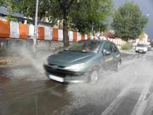 Проливен дъжд и градушка блокираха движението в София