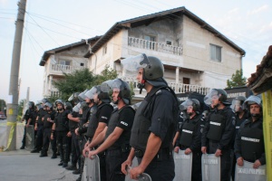 „Амнести интернешънъл" критикува България заради Катуница и боя пред джамията