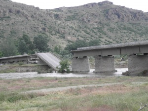 Дъждовете подкопали основите на срутения мост на Струма