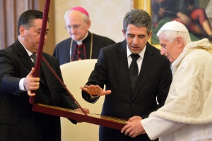 Подаръкът на Плевнелиев не влезе през вратата на папа Бенедикт XVI