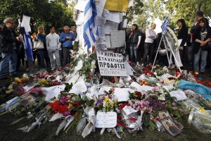 Майка и син се самоубиха публично в Атина