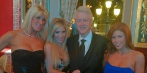 Бил Клинтън се снима с порно актриси за спомен