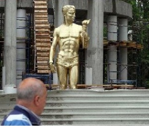 Македонците си направиха паметник на Прометей с гащи